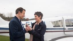 Sydney (Cheryl Shepard) ist gerührt, dass Jeff (Urs Remond) ihr einen Flug über ihre alte Heimat schenkt.