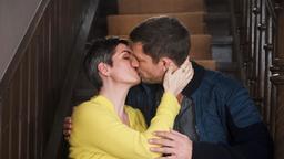 Sydney (Cheryl Shepard) und Mathis (Mickey Hardt) können ihre verdrängte Leidenschaft nicht mehr ignorieren und es kommt zum lange überfälligen Kuss …
