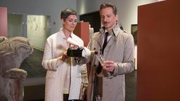 Sydney (Cheryl Shepard) verbringt mit Mielitzer (David C. Bunners) einen anregenden Abend im Museum.