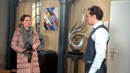 Tatjana (Judith Sehrbrock) berührt Pauls (Leander Lichti) offener Umgang mit den Briefen seines Vaters.