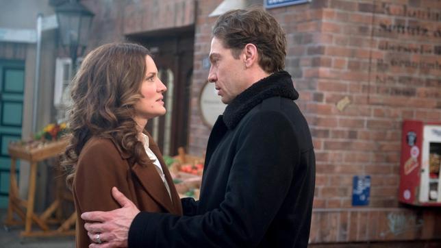 Bild: ARD/Nicole Manthey Tatjana (Judith Sehrbrock) gesteht Paul (Leander Lichti) ihre Liebe.