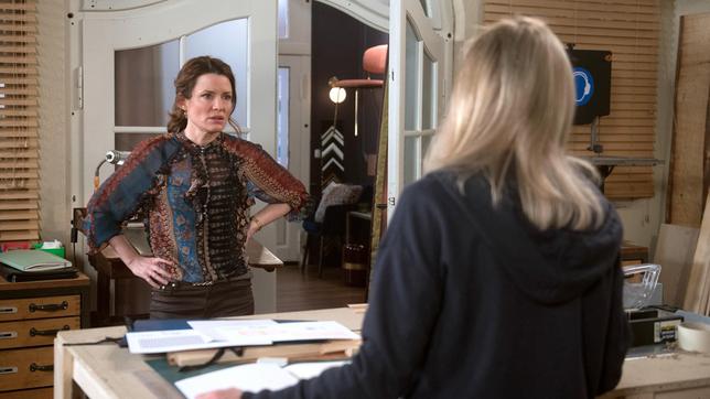 Tatjana (Judith Sehrbrock) gesteht sich vor Mona (Jana Hora-Goosmann) ein, dass Pauls Distanziertheit an ihr nagt.