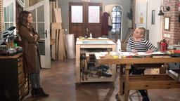 Tatjana (Judith Sehrbrock) gibt vor Mona (Jana Hora-Goosmann) zu, dass sie Andreas in seiner Not geholfen hat.