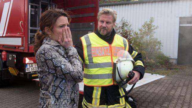 Tatjana (Judith Sehrbrock) ist fassungslos, als Jens (Martin Luding) ihr mitteilt, dass ihr gesamtes Möbellager von dem Feuer zerstört wurde.