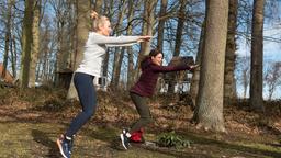 Tatjana (Judith Sehrbrock) lenkt sich beim Sport mit Mona (Jana Hora-Goosmann), von ihren Gedanken an Paul ab.