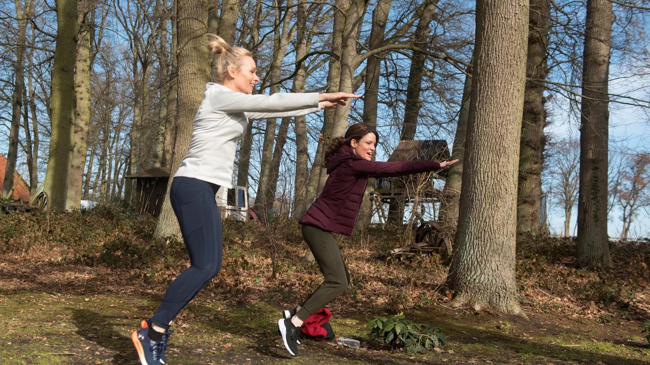 Tatjana (Judith Sehrbrock) lenkt sich beim Sport mit Mona (Jana Hora-Goosmann), von ihren Gedanken an Paul ab.