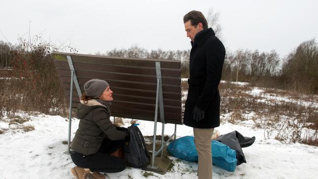 Bild: ARD/Nicole Manthey Tatjana (Judith Sehrbrock) und Paul (Leander Lichti) kommen sich bei einem eher unverfänglichen Gespräch plötzlich unerwartet nah ...
