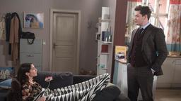 Theo (Frederic Böhle) ist überrumpelt, als Eliane (Samantha Viana) die Samenspende bereits vollzogen hat.