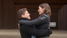 Theo (Frederic Böhle) nimmt Elianes (Samantha Viana) Heiratsantrag überwältigt an.