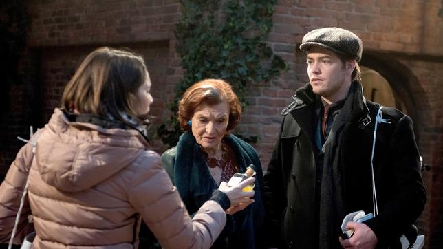 Bild: ARD/Nicole Manthey Theo (Frederic Böhle) stellt perplex fest, dass er sich in Eliane (Samantha Viana, l. mit Brigitte Antonius) verliebt hat.