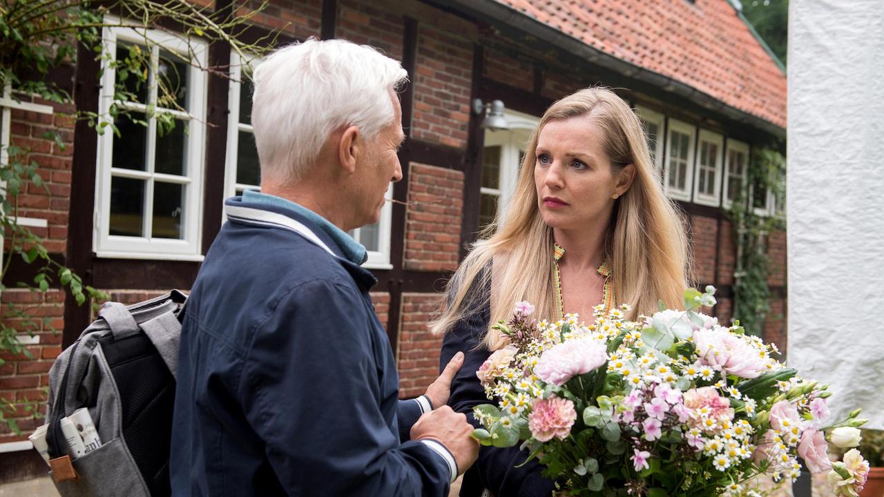 Thomas (Gerry Hungbauer) begrüßt Jule (Kim-Sarah Brandts) zurück in Lüneburg.