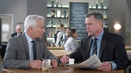 Thomas (Gerry Hungbauer) fragt sich vor Torben (Joachim Kretzer), was Eva ihm sagen wollte und welche Beweise gegen Gregor sie gemeint haben könnte?