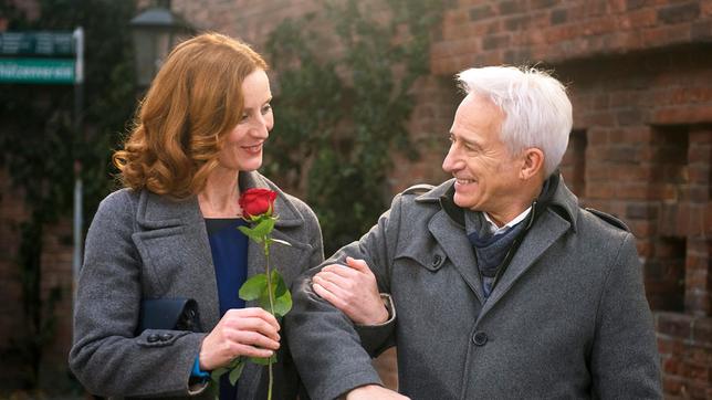 Bild: ARD/Nicole Manthey Thomas (Gerry Hungbauer) freut sich, Gunter in der Gunst um Sandra (Jutta Fastian) ausgestochen zu haben.