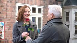 Thomas (Gerry Hungbauer) fühlt sich als Sieger, als Sandra (Jutta Fastian) ihm den Vorzug gibt, den Abend mit ihr zu verbingen.