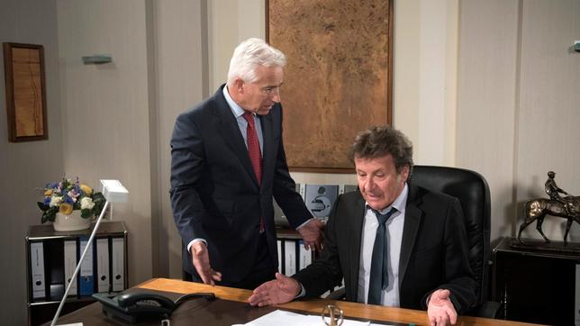 Bild: ARD Thomas (Gerry Hungbauer) rät Gunter (Hermann Toelcke), sich aus dem Hotelgeschäft zurückzuziehen.