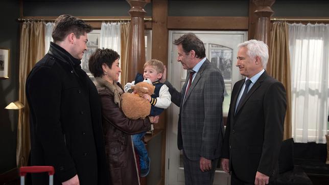 Bild: ARD/Nicole Manthey Thomas (Gerry Hungbauer) und Gunter (Hermann Toelcke) sind froh und erstaunt, dass Merle (Anja Franke) und Theo (Frederic Böhle) so schnell mit dem kleinen Kaspar zurück sind.