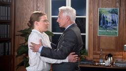 Thomas (Gerry Hungbauer) und Ilona (Annika Martens) schrecken voreinander zurück, als sie sich etwas zu nah kommen.