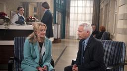 Thomas (Gerry Hungbauer) und Inken (Tatjana Blacher, l. mit Komparsen, h.) sind sich einig, dass sie lieber "nur" Freunde bleiben wollen.