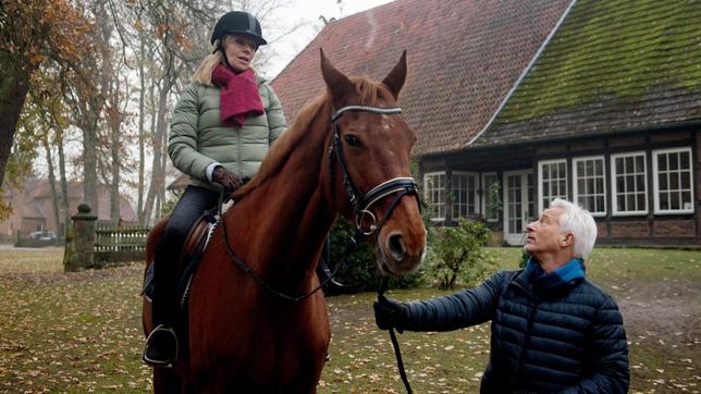 Thomas (Gerry Hungbauer) versucht mit Hilfe seiner Pferdetherapie, Mona (Jana Hora-Goosmann) Mut zu machen. Auch was ihre berufliche Zukunft angeht.