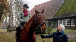 Thomas (Gerry Hungbauer) versucht mit Hilfe seiner Pferdetherapie, Mona (Jana Hora-Goosmann) Mut zu machen. Auch was ihre berufliche Zukunft angeht.