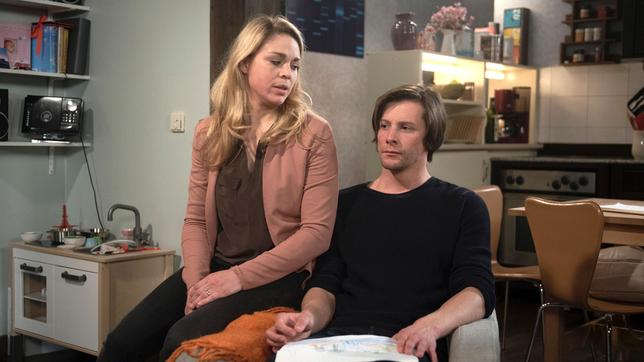 Timo (Jonathan Beck) und Britta (Jelena Mitschke) erkennen wehmütig, dass sie ihre Beziehung nicht retten können.