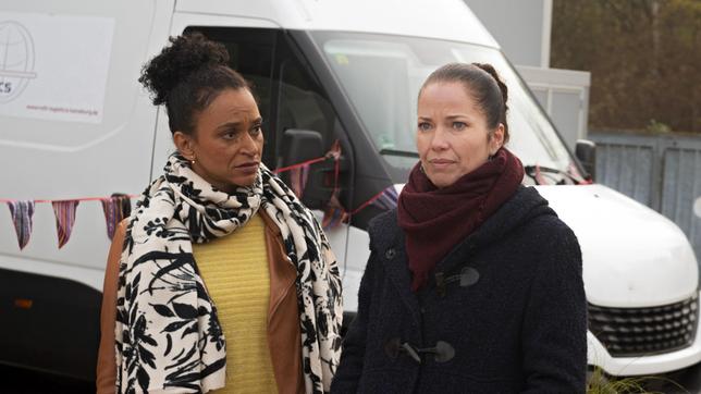 Bild: NDR/ARD/Nicole Manthey Tina (Katja Frenzel) ist froh, dass sie in Anette (Sarah Masuch) eine Freundin hat, die ihr ohne viel Federlesens zur Seite steht.
