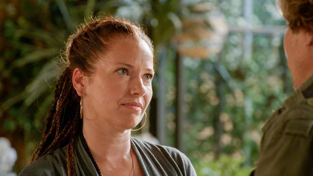 Tina (Katja Frenzel) ist gerührt: Ben (Hakim-Michael Meziani) ist stolz auf sie, weil sie ihren eigenen Weg gegangen ist.