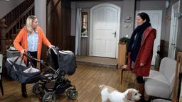 Tina (Katja Frenzel) überspielt vor Britta (Jelena Mitschke) ihre Abneigung gegen Lillys alten Kinderwagen.