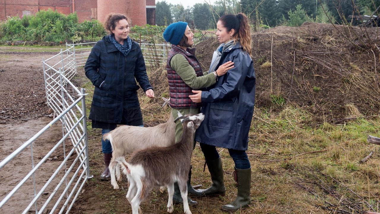 Tina (Katja Frenzel) und Sabine (Marianne Graffam) bringen Astrid (Claudia Schmutzler) die Ziegen.