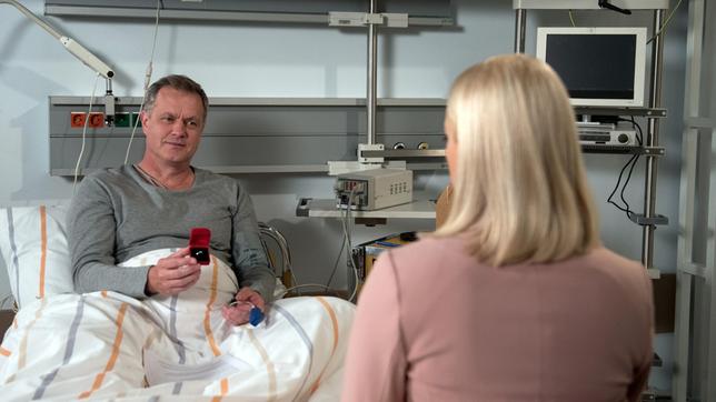 Bild: ARD/Nicole Manthey Torben (Joachim Kretzer) besiegelt seine Liebe zu Amelie (Lara-Isabelle Rentick) mit einem Verlobungsring.