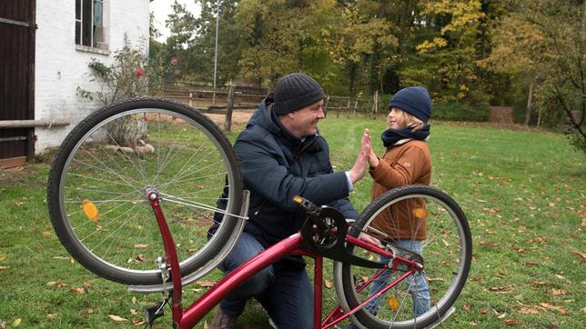 Torben (Joachim Kretzer) erlebt unerwartet einen Vater-Sohn-Moment, als er mit Max (Moritz Thiel) ein Fahrrad repariert.