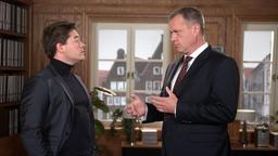 Torben (Joachim Kretzer) erzählt Theo (Frederic Böhle) enttäuscht, dass die Bürgersprechstunde nicht angenommen wurde.