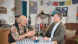 Torben (Joachim Kretzer) muss sich von Hannes (Claus Dieter Clausnitzer) anhören, dass er anscheinend Angst vor seiner Patagonien-Reise hat.