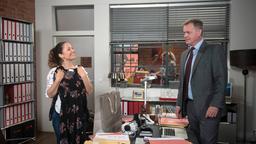 Torben (Joachim Kretzer) schenkt Tina (Katja Frenzel) zum Dank für ihre Unterstützung ein tolles Kleid und bittet sie, ihn auf ein wichtiges Treffen zu begleiten.