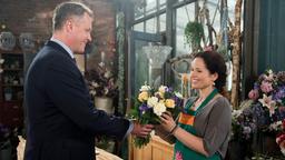 Torben (Joachim Kretzer) versichert Tina (Katja Frenzel), dass es keinen Grund zur Eifersucht auf Carla gibt.