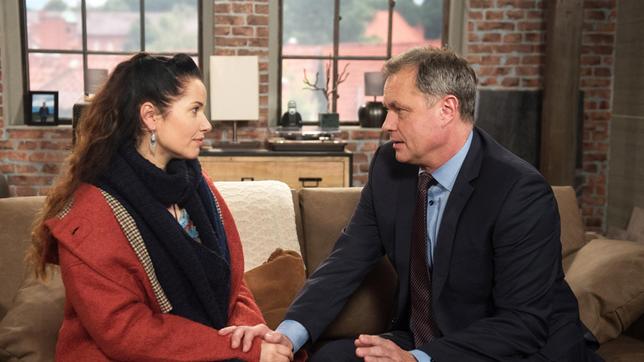 Bild: ARD/Nicole Manthey Torben (Joachim Kretzer) versichert Tina (Katja Frenzel), eine gemeinsame Wohnung in Lüneburg zu suchen.