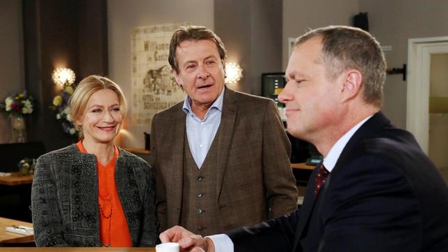 Bild: ARD/Nicole Manthey Torben (Joachim Ketzer) wird von Inken (Tatjana Blacher, l. mit Hermann Toelcke) auf eine Idee gebracht, seine Ehe zu revitalisieren.