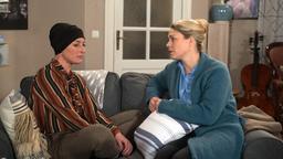 Trotz niederschmetternder Diagnose, will Britta (Jelena Mitschke) nicht zulassen, dass Carla (Maria Fuchs) sich aufgibt.