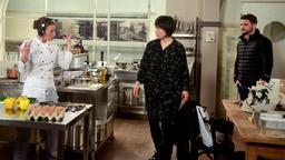 Um den Lieferservice professionell zu bedienen, kehren Carla (Maria Fuchs) und Ellen (Yun Huang) in die Restaurantküche zurück. David (Arne Rudolf) fragt sich, wie die beiden den Baulärm ertragen?