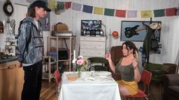 Um vor Simons Eltern zu bestehen, übt Vivien (Anna Mennicken), mit Antons (Jean-Luc Caputo) Hilfe, die Tischetikette.