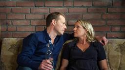 Unter dem Eindruck der lebensfrohen Lesung kommt es zu einer neuen leidenschaftlichen Annäherung zwischen Nora (Anne Moll) und Lasse (Oliver Sauer).
