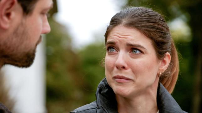 Bild: NDR/ARD/Studio Hamburg Serienwerft Valerie (Maike Johanna Reuter) denkt ernsthaft darüber nach, Olivia an Julius (Jan Stapelfeldt) zur Adoption zu geben.