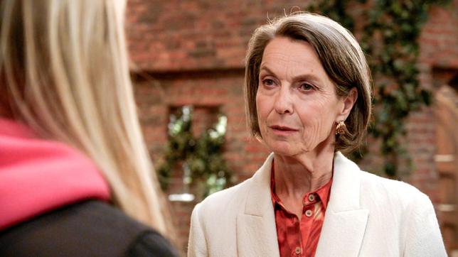 Bild: NDR/ARD/Studio Hamburg Serienwerft Victorias (Caroline Schreiber) und Amelies (Lara-Isabelle Rentinck) Vorstellungen für die Verlobungsfeier gehen weit auseinander.