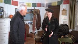 Vivien (Anna Mennicken) gibt vor Thomas (Gerry Hungbauer) zu, dass sie für die Schmuggelware in Hannes Koffer verantwortlich ist.
