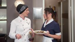 Vivien (Anna Mennicken) macht Carla (Maria Fuchs) klar, dass mit ihrem Essen etwas nicht stimmt.