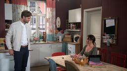 Vivien (Anna Mennicken) schlägt Simon (Thore Lüthje) spontan vor, ihn zum Essen mit seinen Eltern zu begleiten.