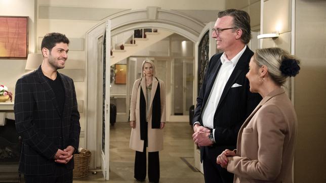 Bild: ARD/Nicole Manthey Völlig baff hört Amelie (Lara-Isabelle Rentinck), wie sich Cem (Varol Sahin) vor den Gästen (Komparsen) als stellvertretender Hoteldirektor ausgibt …