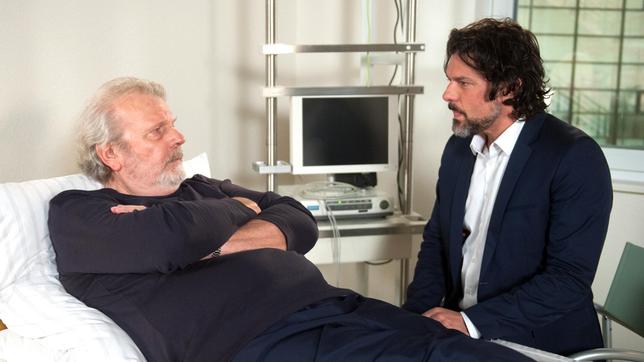Volker (Gregory B. Waldis) besucht seinen schwer kranken Vater Stefan (Dieter B. Gerlach) im Gefängnis-Krankenhaus in Düsseldorf.