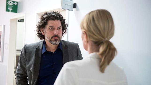 Bild: ARD/Nicole Manthey Volker (Gregory B. Waldis) unterdrückt den Impuls, Nora (Anne Moll) wütend sein Wissen preiszugeben.