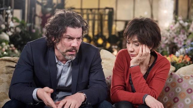 Bild: ARD/Nicole Manthey Volkers (Gregory B. Waldis) Weltbild ist eingestürzt. Kann Merle (Anja Franke) ihn auffangen?